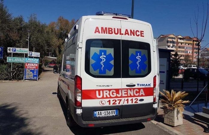 Aksident në Bilisht, makina përplas një 7-vjeçare, e mitura dërgohet me urgjencë në spitali