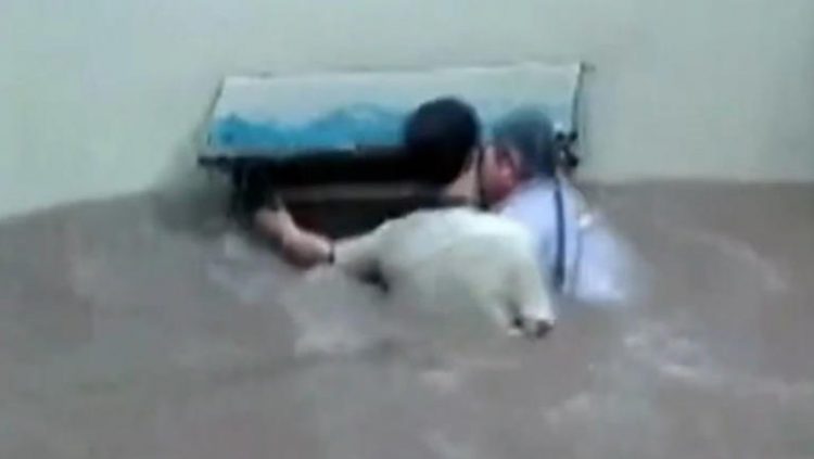 Përmbytjet në Kinë/ Po tërhiqej nga rrjedha e ujit, gruaja gjen shpëtim tek kondicioneri