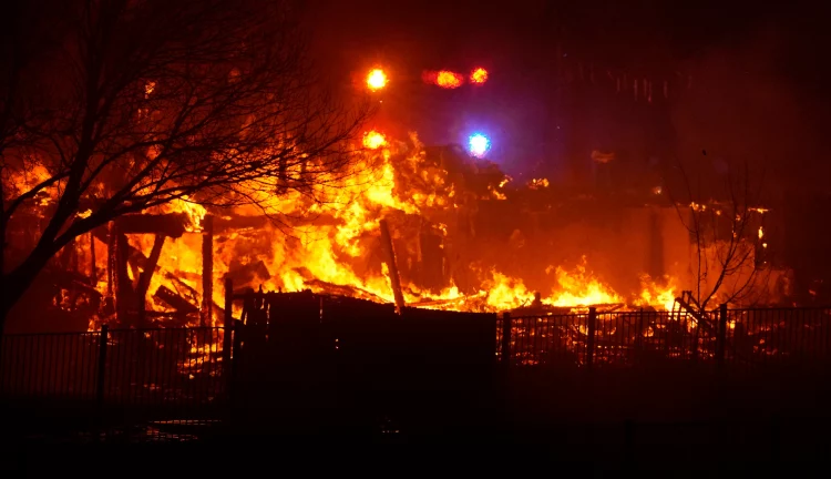 Zjarr në një ndërtesë shumëkatëshe në Afrikën e Jugut, humbin jetën 63 banorë