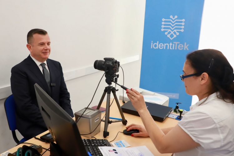 Ministri Balla aplikon në zyrat e “IdentiTek” për rinovimin e pasaportës biometrike