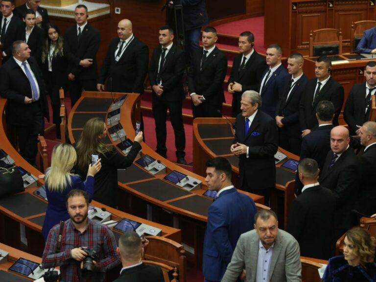 Kuvendi i hap rrugë masës së arrestit ndaj Berishës, BIRN: 79 vjeç, zyrtari më i lartë në 3 dekada që përballet me një situatë të tillë