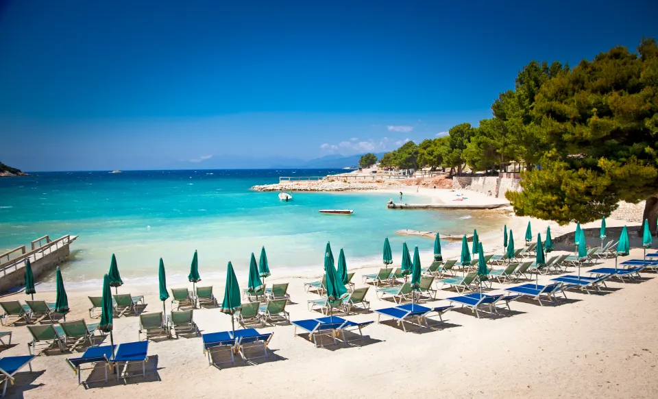 “The Sun”: Shqipëria mes destinacioneve të njohura për plazhet mahnitëse