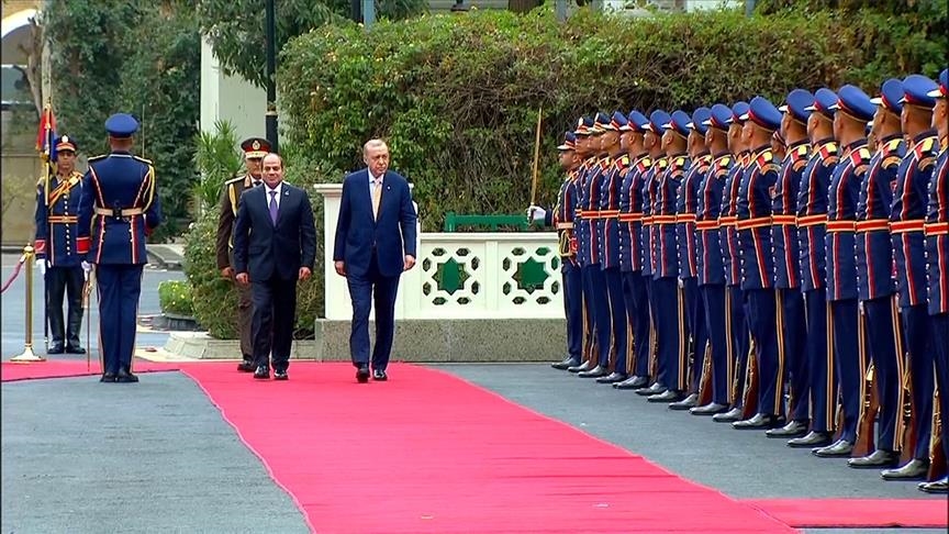 Presidenti Erdoğan mbërrin në Egjipt për një vizitë zyrtare