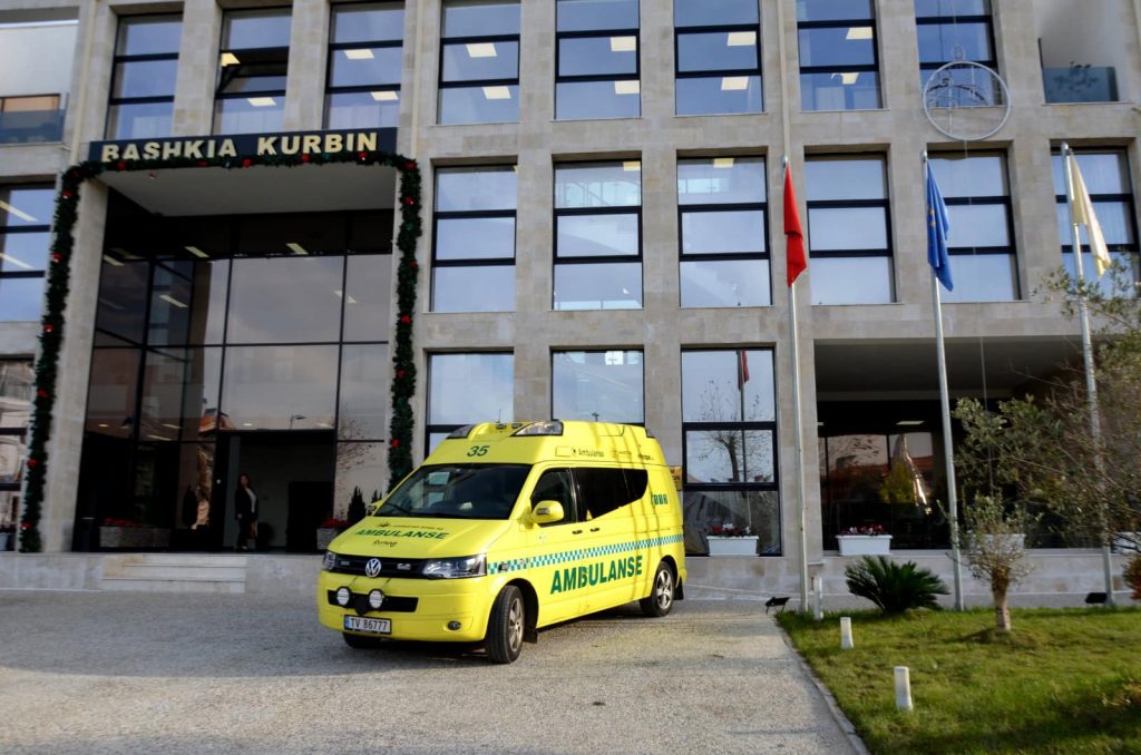 Cara: Ambulanca e re i shtohet flotës së automjeteve të spitalit të Laçit