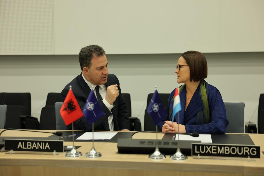 Peleshi nënshkruan marrëveshjen në Bruksel: Luksemburgu, asistencë për FA shqiptare