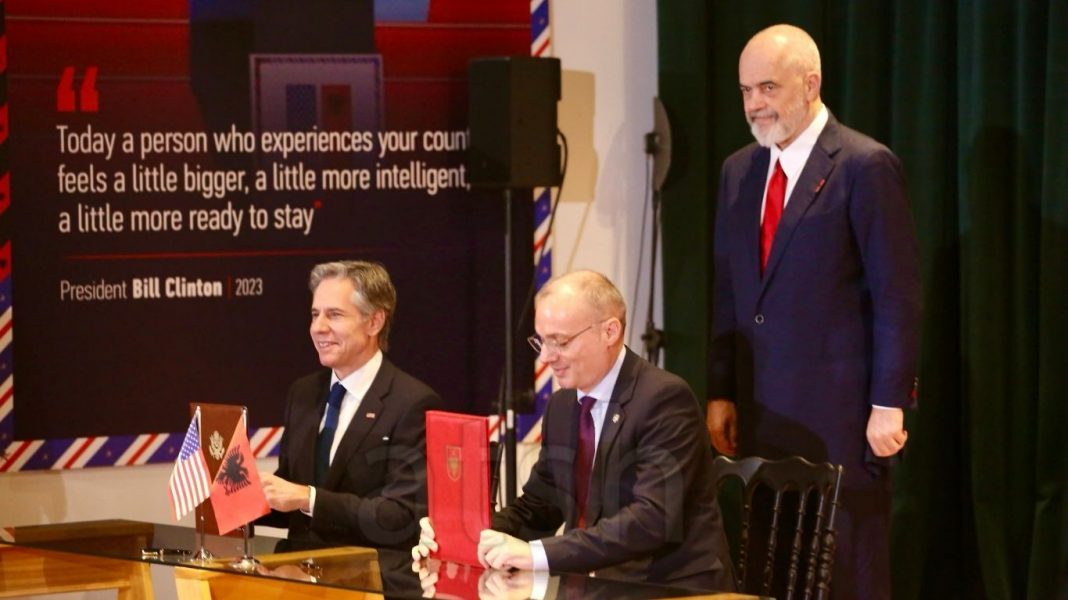 Blinken dhe Hasani firmosin dy memorandume bashkëpunimi SHBA-Shqipëri