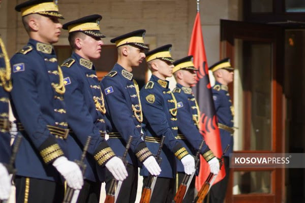 ​Begaj vizitë dyditore në Kosovë, pritet me nderime shtetërore