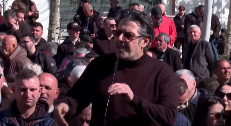 Paloka-protestuesve: Nuk jeni këtu për mua dhe Berishën, por për shqiptarët!