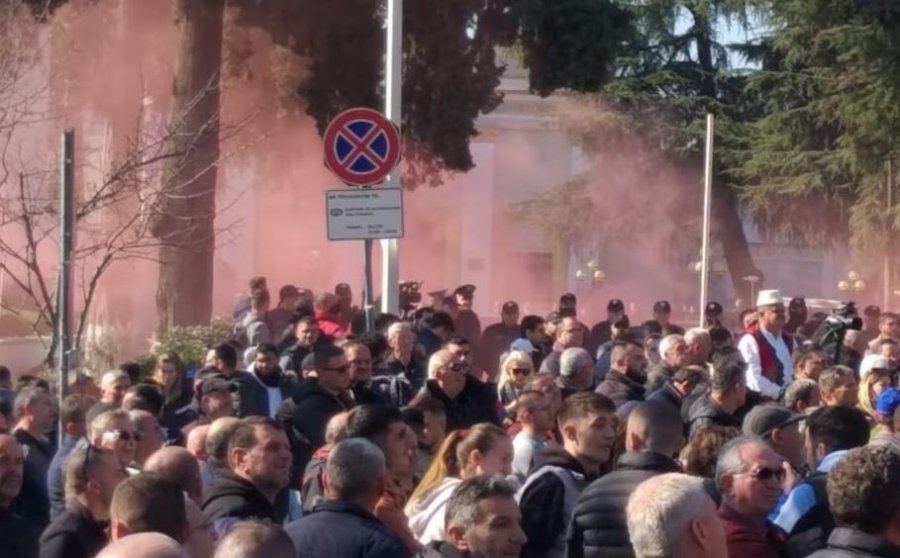 Afera Rama-McGonigal/ REL: Opozita në Shqipëri proteston brenda dhe jashtë Kuvendit