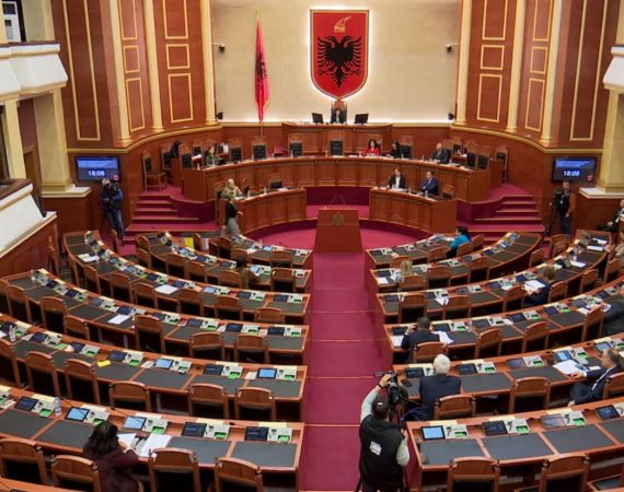Sot Kuvend/ Në rend dite shkarkimi i Nikollës, 12 deputetë demokratë të përjashtuar, mes tyre edhe Berisha