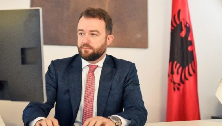 Shpërdorim detyre me pasoja 1.2 mln euro në arkën e shtetit, ‘arrest shtëpie’ për sekretarin e Ministrisë së Financave dhe dy zyrtarët e tjerë