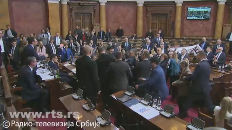 Përleshje për Kosovën në Parlamentin e Serbisë