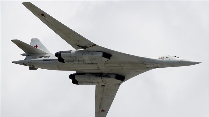 Putin fluturon me avionin bombardues strategjik rus 