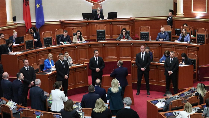 Ratifikohet mes tensioneve në seancën parlamentare protokolli Shqipëri-Itali për emigracionin