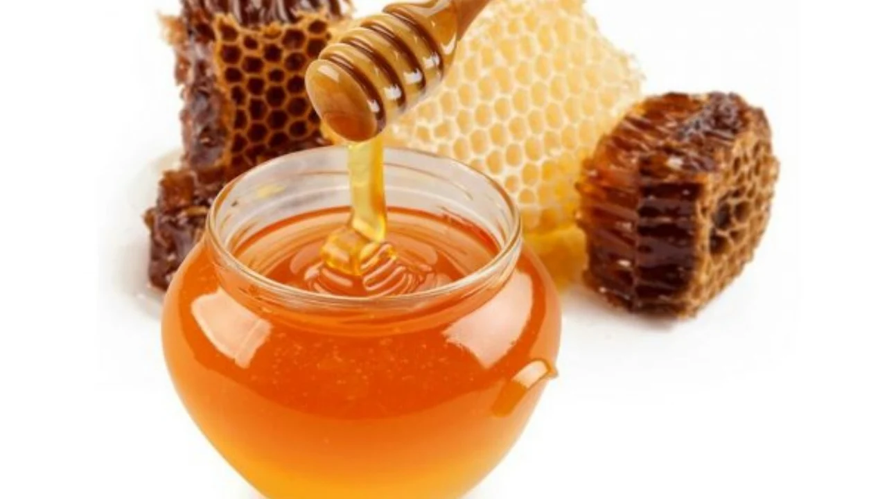Pse jo lugë metali për mjaltin? Ekspertët: Disa enzima mirëbërëse shkatërrohen nga kontakti me bakrin dhe hekurin