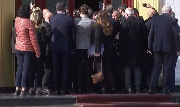 Deputetët e përjashtuar tentojnë të hyjnë në Parlament, ndalohen nga Garda