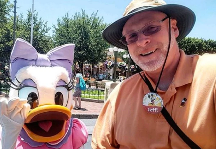 Mbi 2 mijë vizita në Disneyland, 50-vjeçari nga Kalifornia hyn në librin e rekordeve Guinness