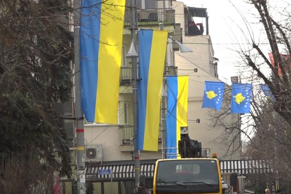 Sheshet e Prishtinës mbushen me flamuj të Ukrainës