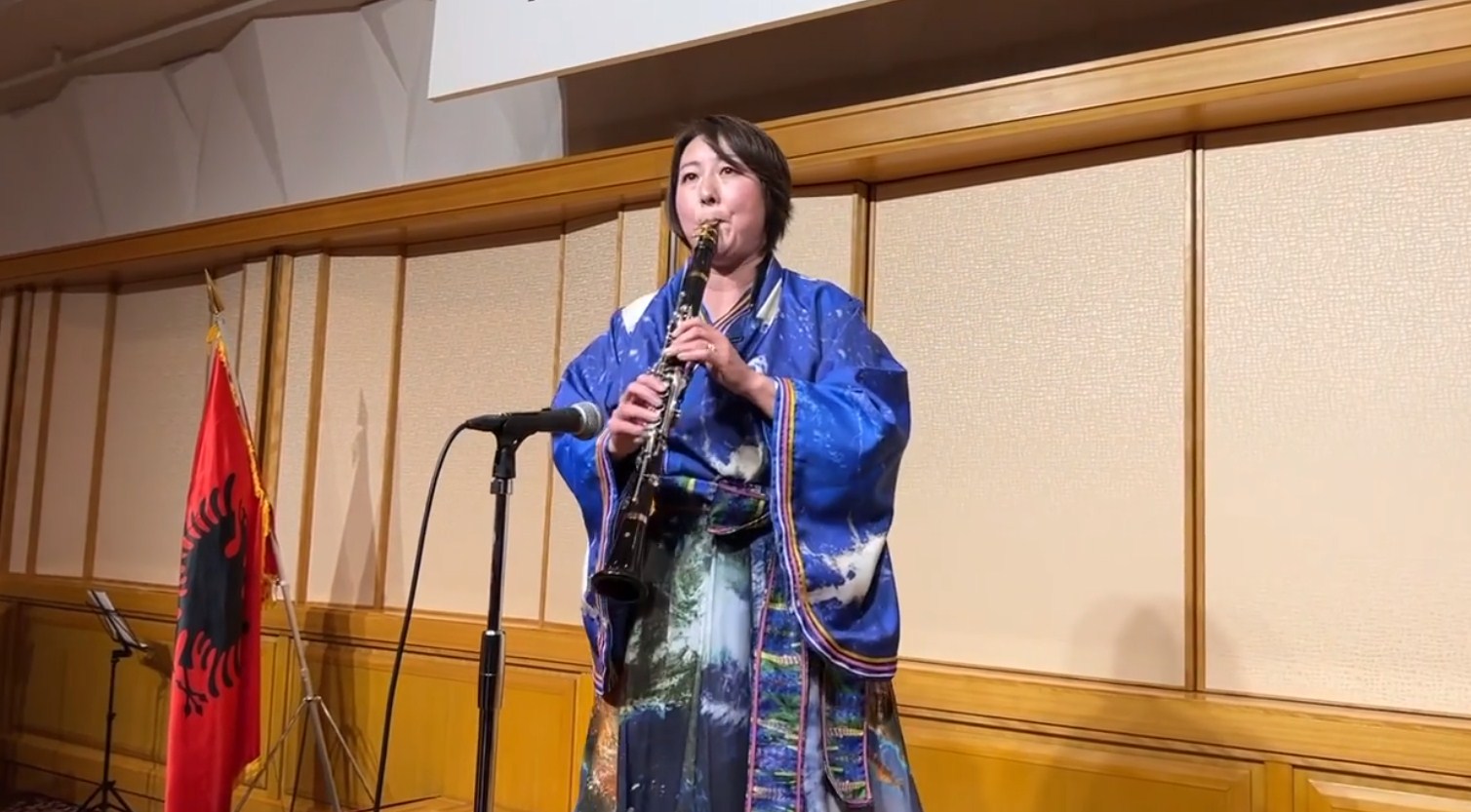 Rama ndan performancën e veçantë të artistes japoneze me serenatë korçare