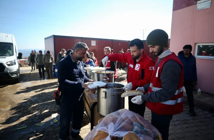 Gjysmëhëna e Kuqe Turke shpërndan ushqime në Kahramanmaraş