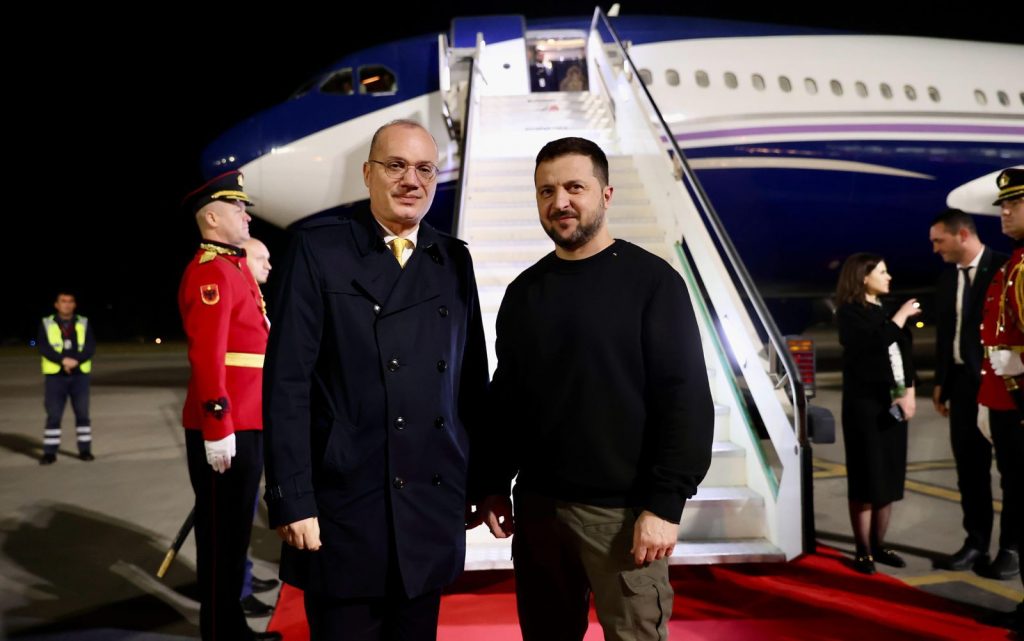 Zelensky përfundon vizitën në Shqipëri, përcillet në Rinas nga Hasani