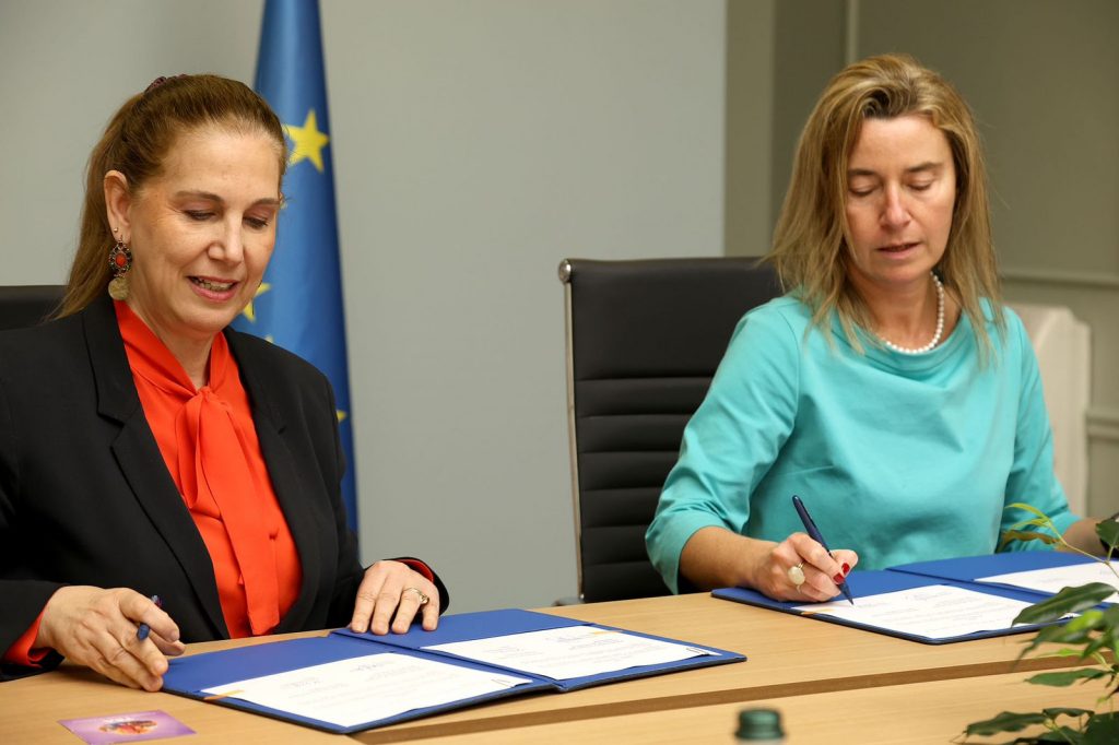 Kumbaro-Mogherini nënshkruajnë memorandumin: Studentët e Kolegjit të Evropës, ambasadorë të turizmit shqiptar