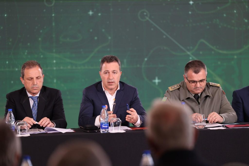 Siguria kombëtare, Peleshi konsultim me ushtarakë të lartë dhe ekspertë të fushës