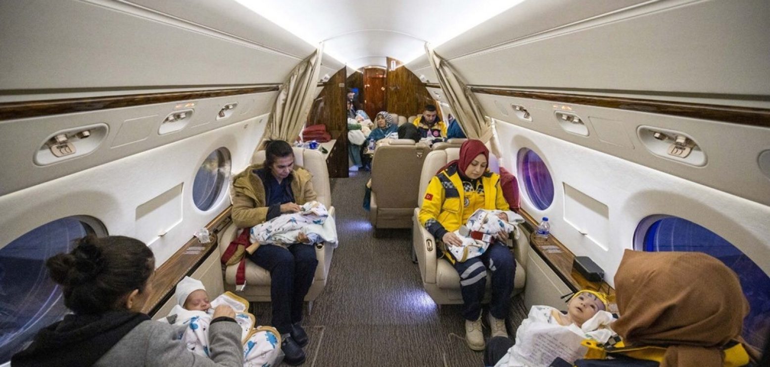 Avioni i Erdogan plot me bebe: Foshnjat e shpëtuara nga tragjedia dërgohen në Ankara