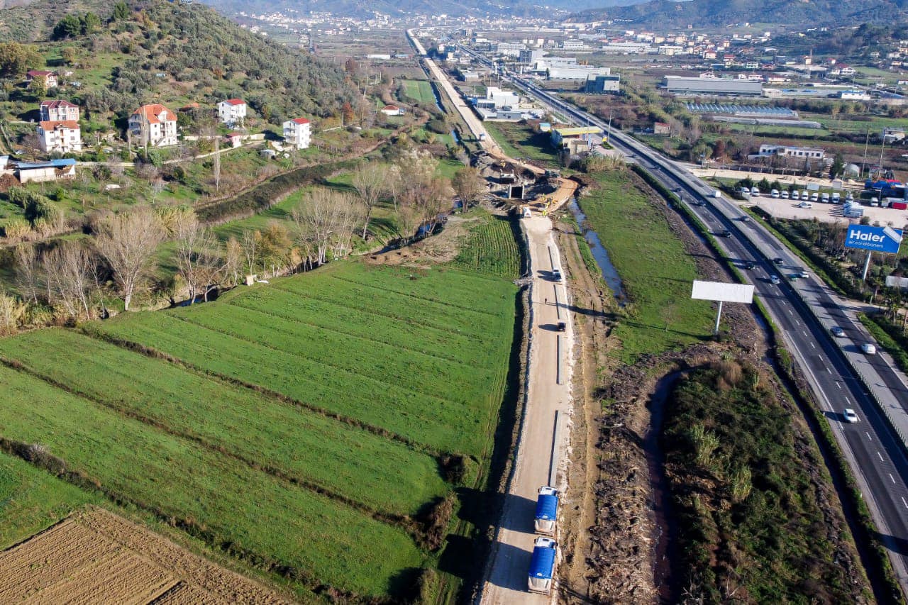 Avancojnë punimet në hekurudhën Tiranë-Durrës-Rinas
