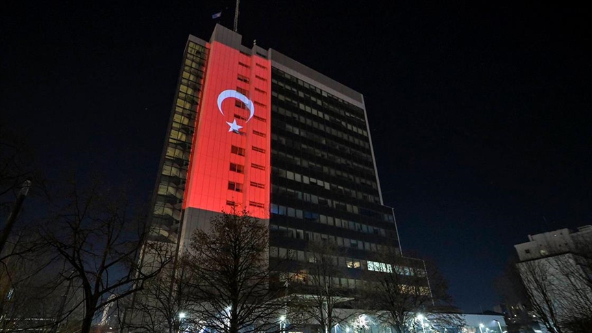 Kosovë, ndërtesa e qeverisë ndriçohet me flamurin turk