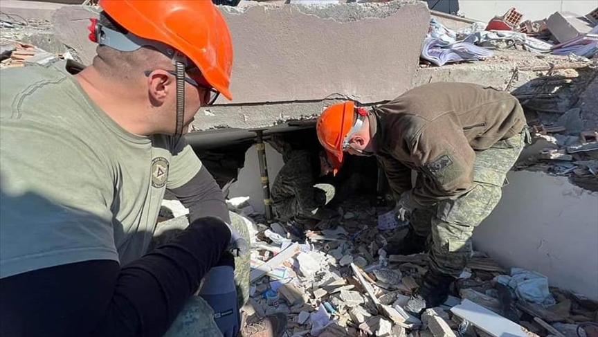 Ekipi Forcës së Sigurisë së Kosovës nxjerr nga rrënojat një fëmijë të moshës dyvjeçare në Türkiye