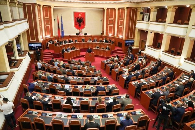 Ahmetaj në arrati/ Dallëndyshe Bici refuzon mandatin e deputetes, i kalon Plarent Ndrecës