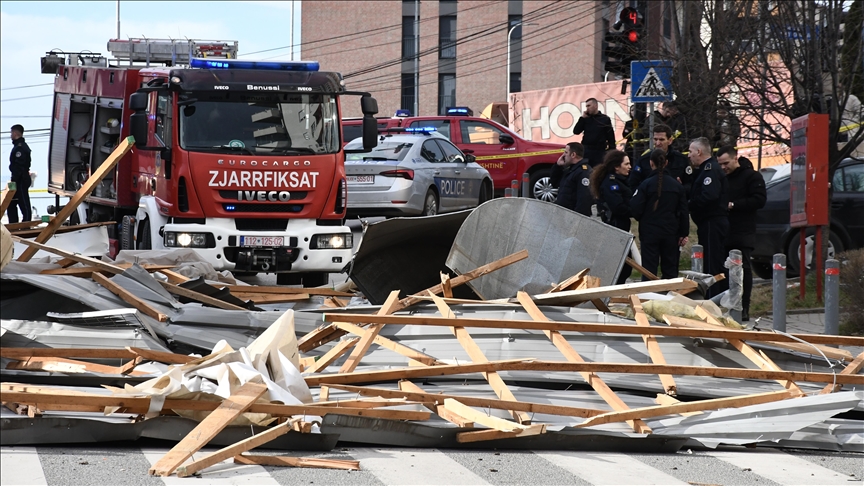Era e fortë rrëzoi pullazin e Komunës së Prishtinës: Një e lënduar dhe dëme materiale