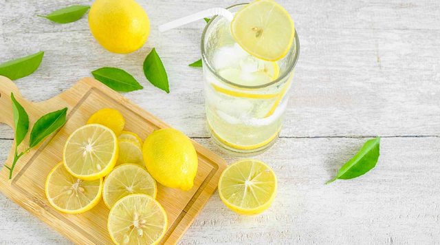 I dini rreziqet e pirjes së ujit me limon çdo ditë?