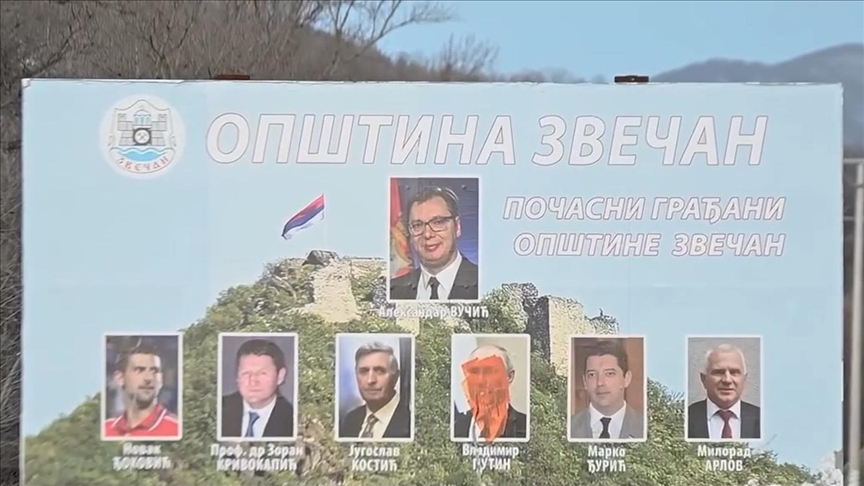 Autoritetet e Kosovës largojnë në veri billbordet me simbole dhe imazhe serbe dhe ruse