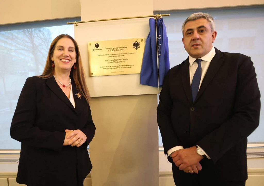 Pllakatë në nder të Shqipërisë në OBT, Kumbaro: Partneritet i shkëlqyer