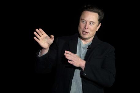 Elon Musk ndryshon emrin e tij në Twitter në Z. Tweet, pas gabimit të një avokati në një proces gjyqësor