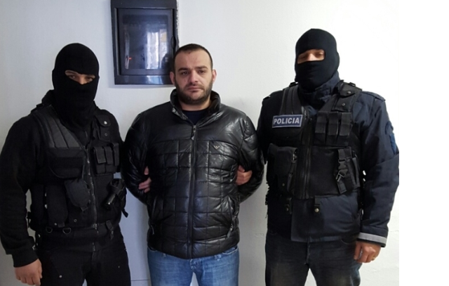 Masakruan me thikë të riun në një lokal në zonën e ish-Bllokut, arrestohet njëri prej autorëve. Në kërkim bashkëpunëtori i tij
