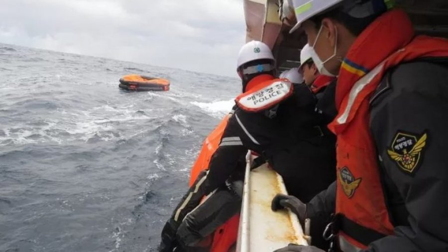 Anija e mallrave fundoset në brigjet e Japonisë, raportohet për tetë të vdekur