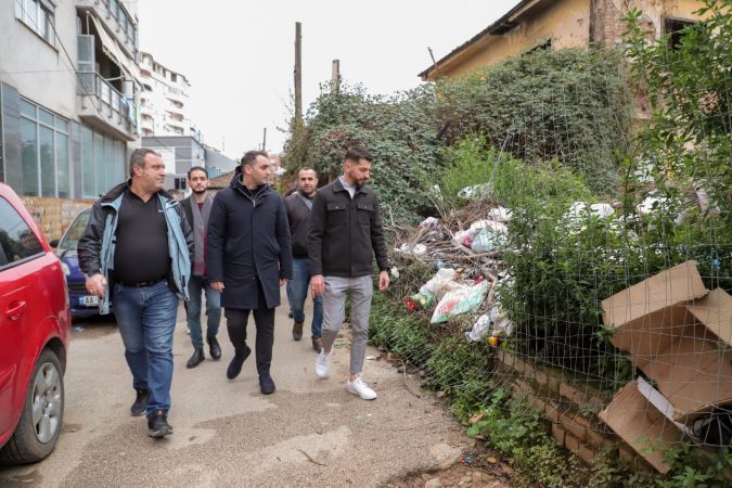 Kandidati i PD për Tiranën Belind Këlliçi takon qytetarët: Taksat janë të larta, nuk ka parqe, parking dhe hapësirat publike janë të zëna