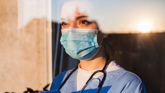 Rritja e rasteve me COVID rikthen mbajtjen e maskave në disa spitale në SHBA