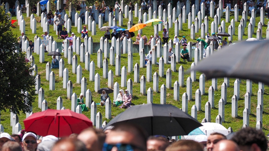 Potoçari, varrosen mbetjet e 14 viktimave të gjenocidit në Srebrenicë