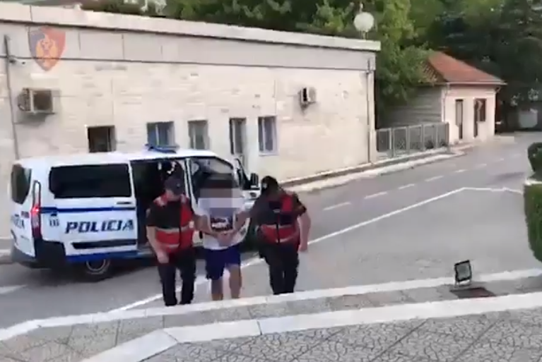 Përmet/ U kap duke transportuar 14 emigrantë kundrejt pagesës, arrestohet 31-vjeçari nga Kosova