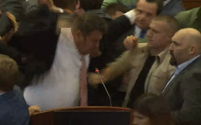 Përleshje me grushte në Kuvendin e Kosovës, reagon PDK: Bislimi provokoi opozitën