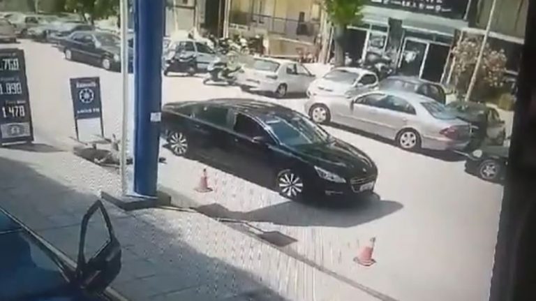 E goditi me grusht brenda makinës, momenti kur autori qëllon për vdekje shqiptarin në Selanik