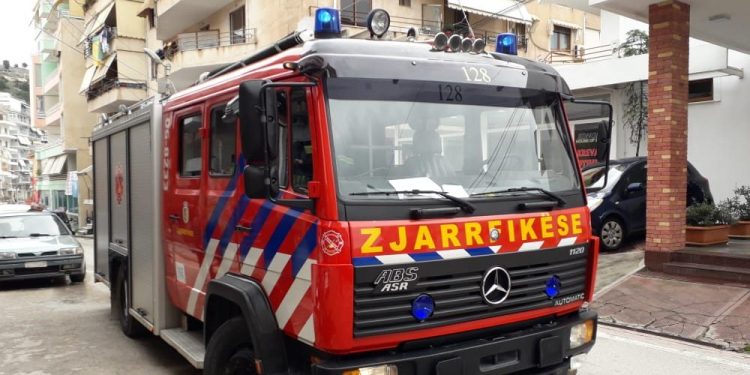Zjarr në parkingun e një pallati në Tiranë, digjen disa automjete