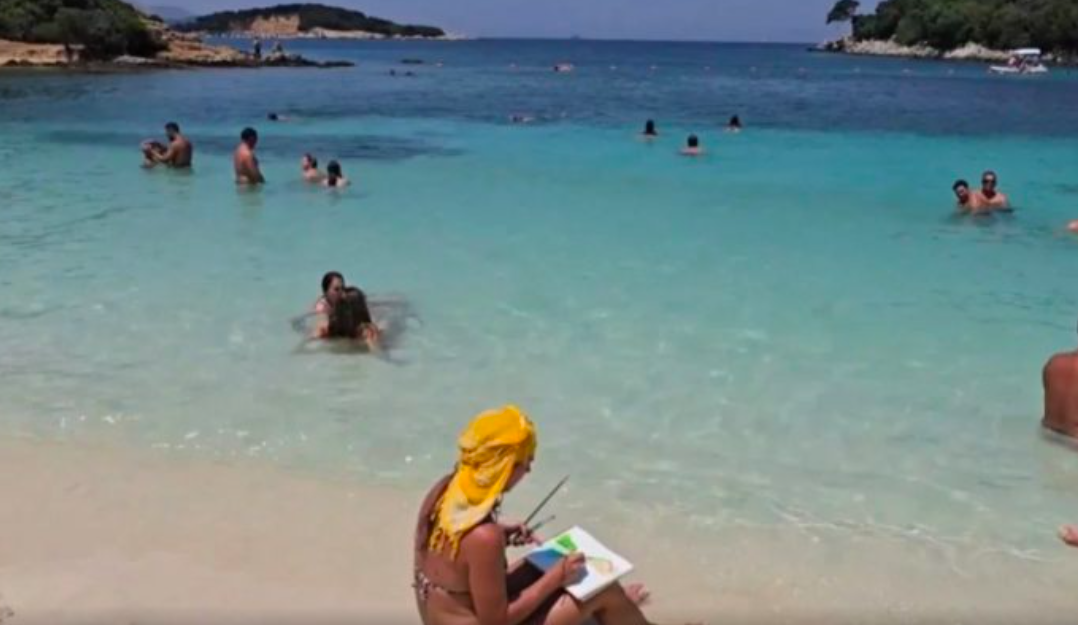 Rama: Pushuesit vendas e të huaj po shijojnë plazhet e kristalta në Sarandë e Ksamil