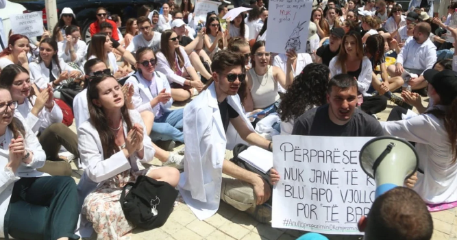Studentët e mjekësisë në protestë/ Paralajmërojnë bojkot të vitit akademik, kërkojnë dorëheqjen e Kushit
