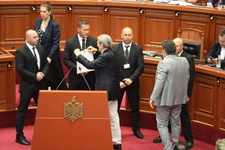 Nis me debate Kuvendi, Berisha shpalos postera me fytyrën e kryeministrit Rama