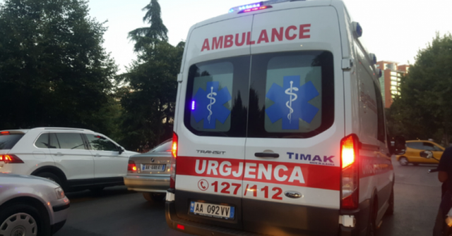 Aksident në Tiranë, shoferja përplas në vijat e bardha një grua